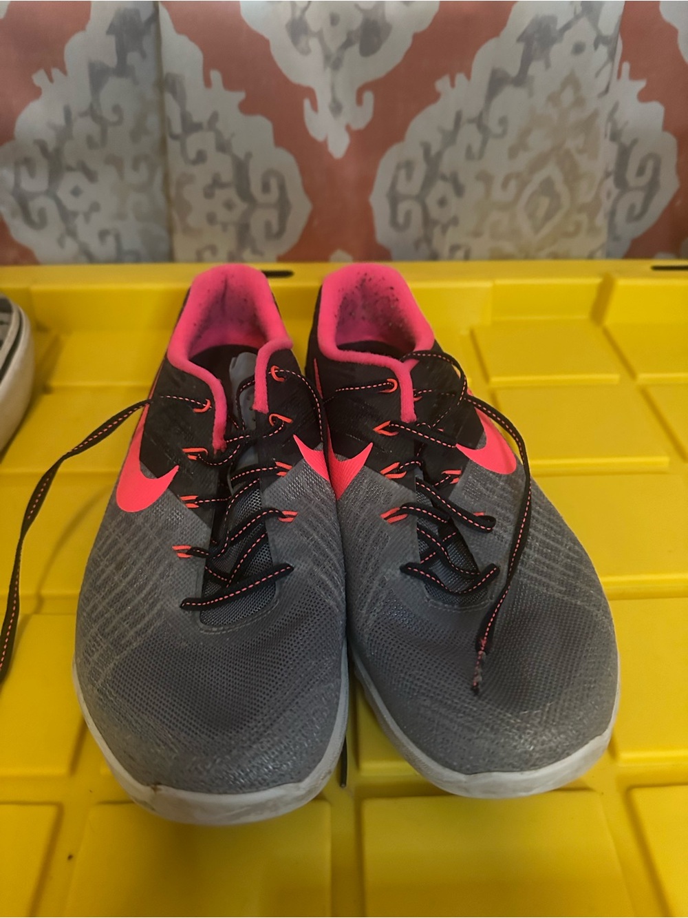 Nike Women's Gray and Hot Pink metcon